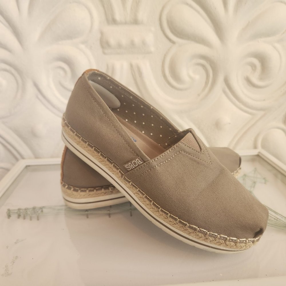 BOBS from Skechers Taupe Flats. Great Condition. Size 7